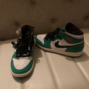 Unisex sneakers worn once
